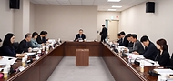 이한경 행정안전부 재난안전관리본부장이 3일 정부세종청사 중앙동 중회의실에서 열린 ‘학교 주변 보행안전 환경조성 관련 전문가 간담회’를 열고 있다.
