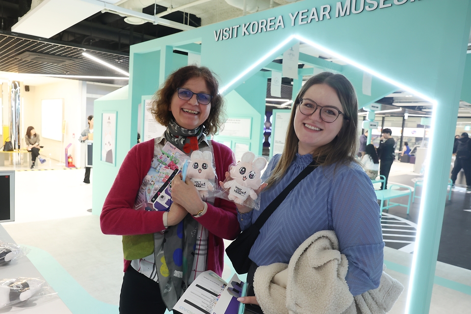 <p>3일 서울 중구 청계천로 하이커 그라운드에서 외국인 관광객들이 전시를 둘러보고 있다. 문화체육관광부와 한국관광공사는 2일부터 오는 5월 12일까지 2023-2024 한국방문의 해 기념 코리아 익스프레스 로드(Korea&nbsp; Express Road) 팝업 전시회를 진행한다.</p>