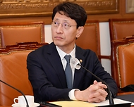김윤상 기획재정부 차관이 3일 서울 성북구 한국과학기술연구원(KIST)을 방문해 보건의료 R&D 관련 보고를 받고 있다.