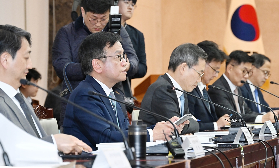 최상목 경제부총리 겸 기획재정부 장관이 3일 서울 종로구 정부서울청사에서 열린 ‘소재·부품·장비 경쟁력강화위원회’에서 발언하고 있다.