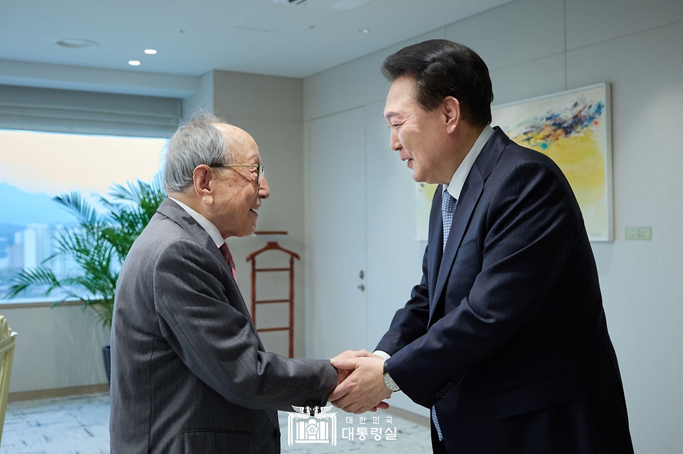 윤석열 대통령이 3일 서울 용산 대통령실 청사에서 오찬을 함께하기 위해 방문한 김형석 연세대 명예교수를 맞이하고 있다.