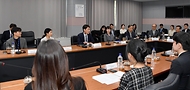 김윤상 기획재정부 차관이 4일 경기도 성남시 한국국제협력단(KOICA)을 방문해 ODA 관련 청년과의 대화를 주재하고 있다. 