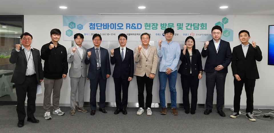 김윤상 기획재정부 차관이 3일 서울 동대문구 서울바이오허브를 방문해 바이오 기업 대표들과 기념 촬영을 하고 있다.