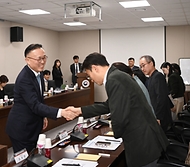 이한경 행정안전부 재난안전관리본부장이 3일 정부세종청사 중앙동 중회의실에서 열린 ‘학교 주변 보행안전 환경조성 관련 전문가 간담회’에 앞서 참석자들과 인사하고 있다.