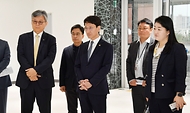 김윤상 기획재정부 차관이 3일 서울 동대문구 서울바이오허브를 방문해 보건의료 관련 기술 설명을 청취하고 있다. 