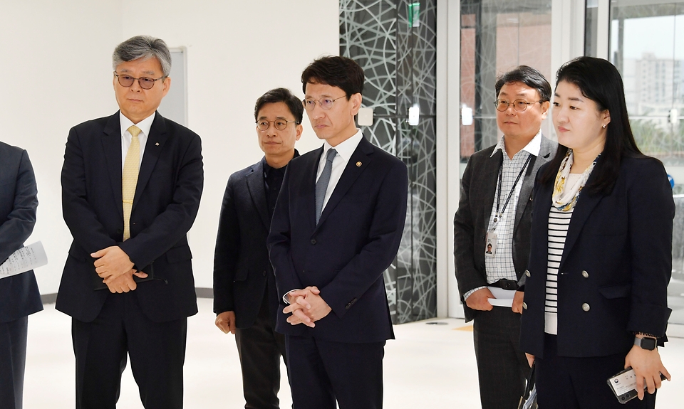 김윤상 기획재정부 차관이 3일 서울 동대문구 서울바이오허브를 방문해 보건의료 관련 기술 설명을 청취하고 있다. 