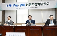 최상목 경제부총리 겸 기획재정부 장관이 3일 서울 종로구 정부서울청사에서 열린 ‘소재·부품·장비 경쟁력강화위원회’를 주재하고 있다. 