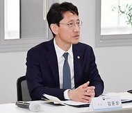 김윤상 기획재정부 차관이 3일 서울 동대문구 서울바이오허브를 방문해 바이오 R&D 현장 간담회를 주재하며 모두발언을 하고 있다.