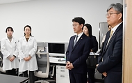 김윤상 기획재정부 차관이 3일 서울 동대문구 서울바이오허브를 방문해 보건의료 관련 기술 설명을 청취하고 있다. 