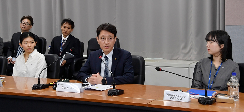 김윤상 기획재정부 차관이 4일 경기도 성남시 한국국제협력단(KOICA)을 방문해 ODA 관련 청년과의 대화를 주재하고 있다. 