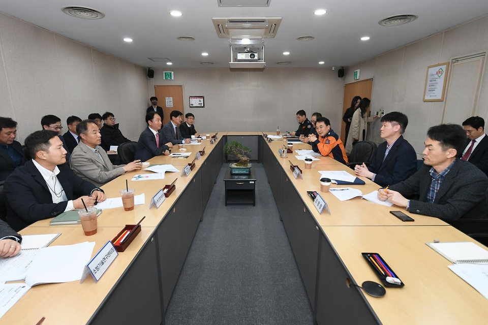 남화영 소방청장이 3일 경기 용인시 한국소방산업기술원에서 업무보고를 받고 김창진 한국소방산업기술원장과 대화하고 있다.