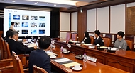 김윤상 기획재정부 차관이 3일 서울 성북구 한국과학기술연구원(KIST)을 방문해 보건의료 R&D 관련 보고를 받고 있다.