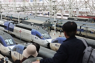 <p>KTX 개통 20주년을 맞이한 가운데 3일 오후 서울 용산구 서울역에서 이용객들이 기차를 이용하고 있다. 2004년 4월 1일 첫 운행을 시작헌 KTX는 개통 20주년을 맞은 지난 1일 기준 누적 이용객이 10억 5000만명을 돌파했다.</p>