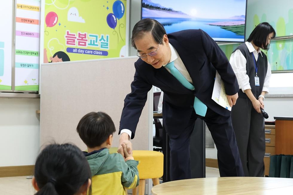 한덕수 국무총리가 4일 경기도 김포시 사우초등학교 늘봄학교를 방문해 수업 중인 어린이들과 인사하고 있다.