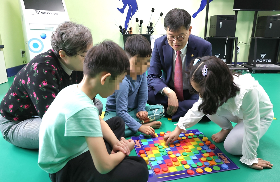 이기일 보건복지부 제1차관이 4일 경기도 안산시 선일초등학교, 안산시립지역아동센터를 방문해 돌봄 현장을 점검하고 있다.