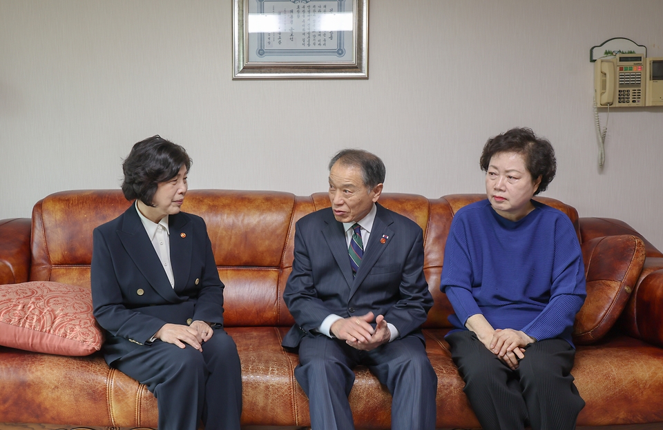 강정애 국가보훈부 장관이 4일 임정수립기념일 계기 대전시 유성구에 계시는 양기탁지사(62년, 대통령장) 의 손자녀 양준영씨 자택을 방문하여 위문을 하고 있다. 