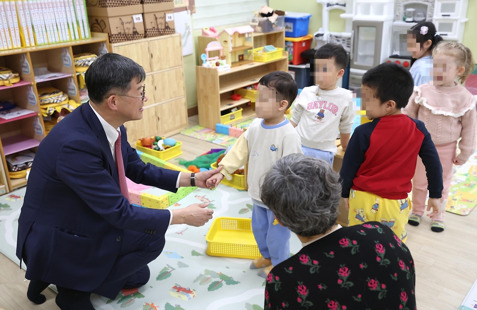 이기일 보건복지부 제1차관이 4일 경기도 안산시 선일초등학교, 안산시립지역아동센터를 방문해 돌봄 현장을 점검하고 있다.