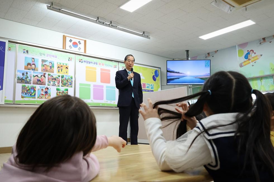 한덕수 국무총리가 4일 경기도 김포시 사우초등학교 늘봄학교를 방문해 스포츠맨십과 놀이규칙을 주제로 한 인성교육을 강의하고 있다. 