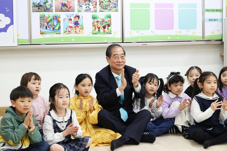 한덕수 국무총리가 4일 경기도 김포시 사우초등학교 늘봄학교를 방문해 스포츠맨십과 놀이규칙을 주제로 한 인성교육 강의를 마치고 어린이들과 기념 촬영을 하고 있다. 