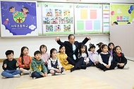 한덕수 국무총리가 4일 경기도 김포시 사우초등학교 늘봄학교를 방문해 스포츠맨십과 놀이규칙을 주제로 한 인성교육 강의를 마치고 어린이들과 기념 촬영을 하고 있다. 