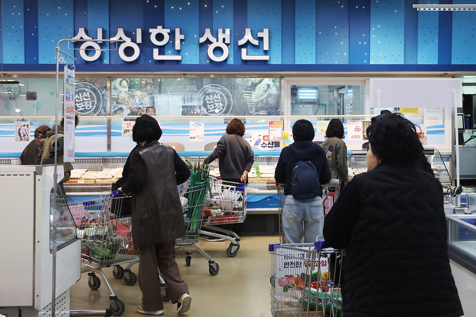 <p>대한민국 수산대전-수산인의 날 특별전이 4일부터 21일까지 마트와 온라인몰에서 열린다. 이번 행사에서 국산 수산식품을 최대 50% 할인 혜택을 받을 수 있다. 사진은 5일 서울 서초구 한 대형마트에서 수산물을 고르는 시민의 모습.</p>