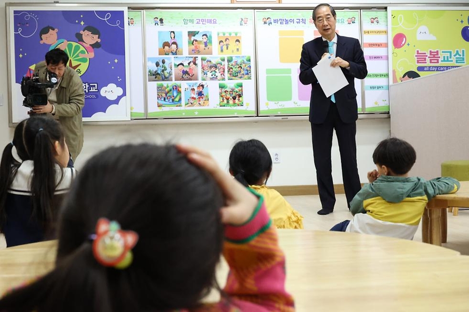 한덕수 국무총리가 4일 경기도 김포시 사우초등학교 늘봄학교를 방문해 스포츠맨십과 놀이규칙을 주제로 한 인성교육을 강의하고 있다. 