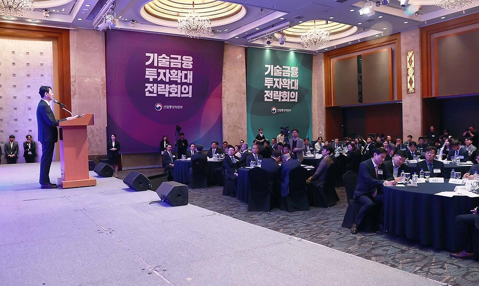 안덕근 산업통상자원부 장관이 4일 서울 중구 롯데호텔에서 열린 ‘기술금융 투자확대 전략회의’를 주재하고 있다. 이날 회의에서는 민간의 기술투자 확대 촉진을 위한 기술금융 공급방안과 주요주체(기업, 금융·투자·정책기관 등) 간 상호 협력방안을 논의했다.