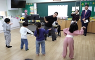이기일 보건복지부 제1차관이 4일 경기도 안산시 선일초등학교를 방문해 늘봄학교 수업을 참관하고 있다.