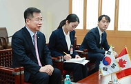 강경성 산업통상자원부 1차관이 5일 서울 종로구 정부서울청사에서 혼 마이클 L.맥도널드(Hon.Michael L.MacDonald) 캐나다 상원의원과 면담하고 있다.