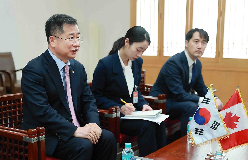 강경성 산업통상자원부 1차관이 5일 서울 종로구 정부서울청사에서 혼 마이클 L.맥도널드(Hon.Michael L.MacDonald) 캐나다 상원의원과 면담하고 있다.