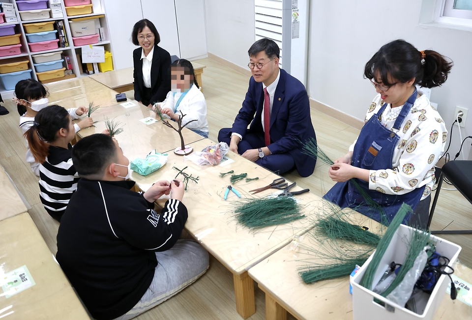 이기일 보건복지부 제1차관이 4일 경기도 안산시 선일초등학교, 안산시립지역아동센터를 방문해 돌봄 현장을 점검하고 있다.