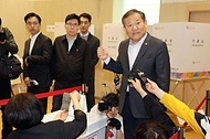 이상민 행정안전부 장관이 4일 서울 종로구 사직동 주민센터에 마련된 사전투표 모의시험 현장을 방문해 현장 점검하고 있다.