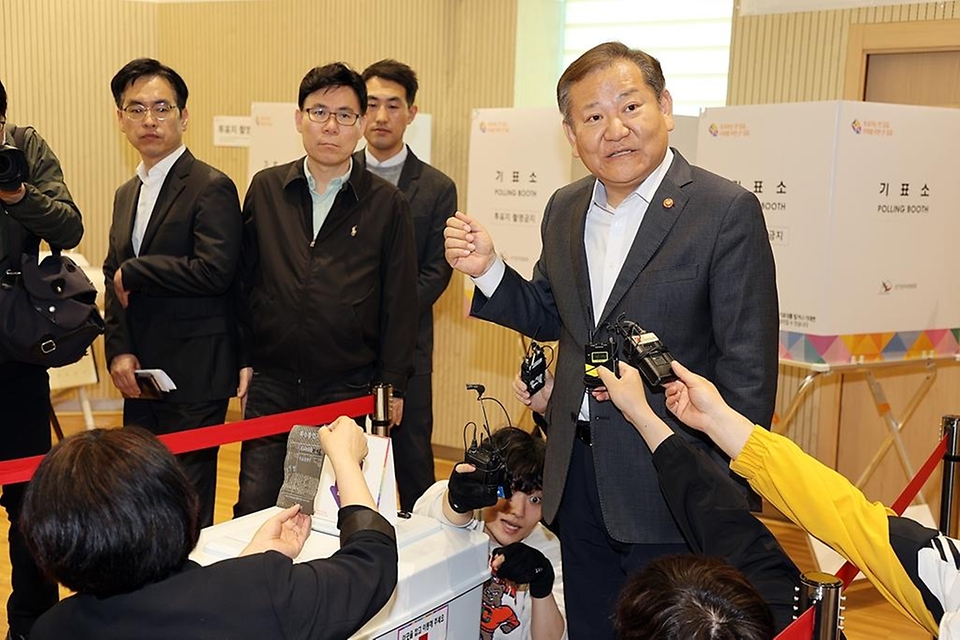 이상민 행정안전부 장관이 4일 서울 종로구 사직동 주민센터에 마련된 사전투표 모의시험 현장을 방문해 현장 점검하고 있다.
