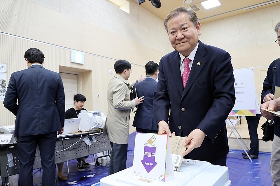 이상민 행정안전부 장관이 5일 서울시 종로구 청운효자동 장애인복지관에 마련된 사전투표소에서 제22대 국회의원 선거 투표를 하고 있다.