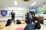 한덕수 국무총리가 4일 경기도 김포시 사우초등학교 늘봄학교를 방문해 스포츠맨십과 놀이규칙을 주제로 한 인성교육을 강의하고 있다. 