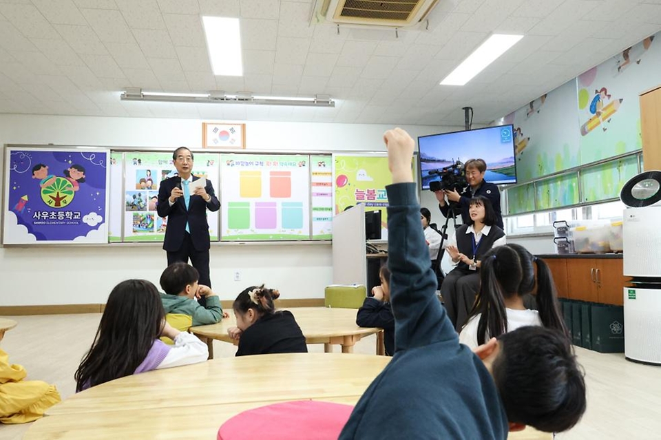 한덕수 국무총리가 4일 경기도 김포시 사우초등학교 늘봄학교를 방문해 스포츠맨십과 놀이규칙을 주제로 한 인성교육을 강의하고 있다. 