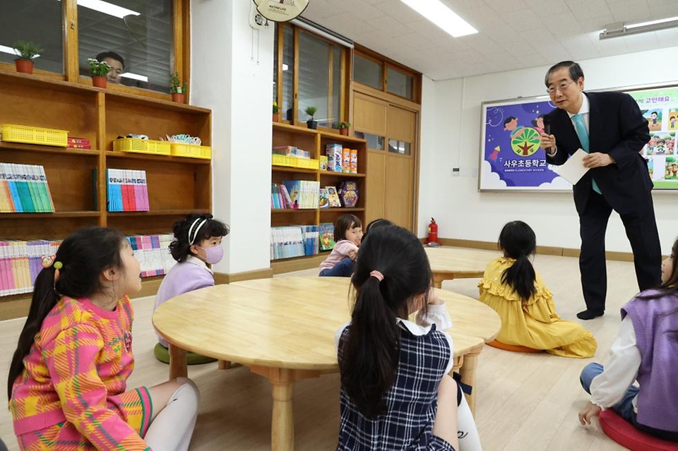 한덕수 국무총리가 4일 경기도 김포시 사우초등학교 늘봄학교를 방문해 스포츠맨십과 놀이규칙을 주제로 한 인성교육을 강의하고 있다. 