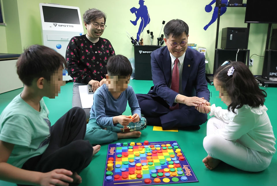 이기일 보건복지부 제1차관이 4일 경기도 안산시 선일초등학교, 안산시립지역아동센터를 방문해 돌봄 현장을 점검하며 아이들과 대화하고 있다.