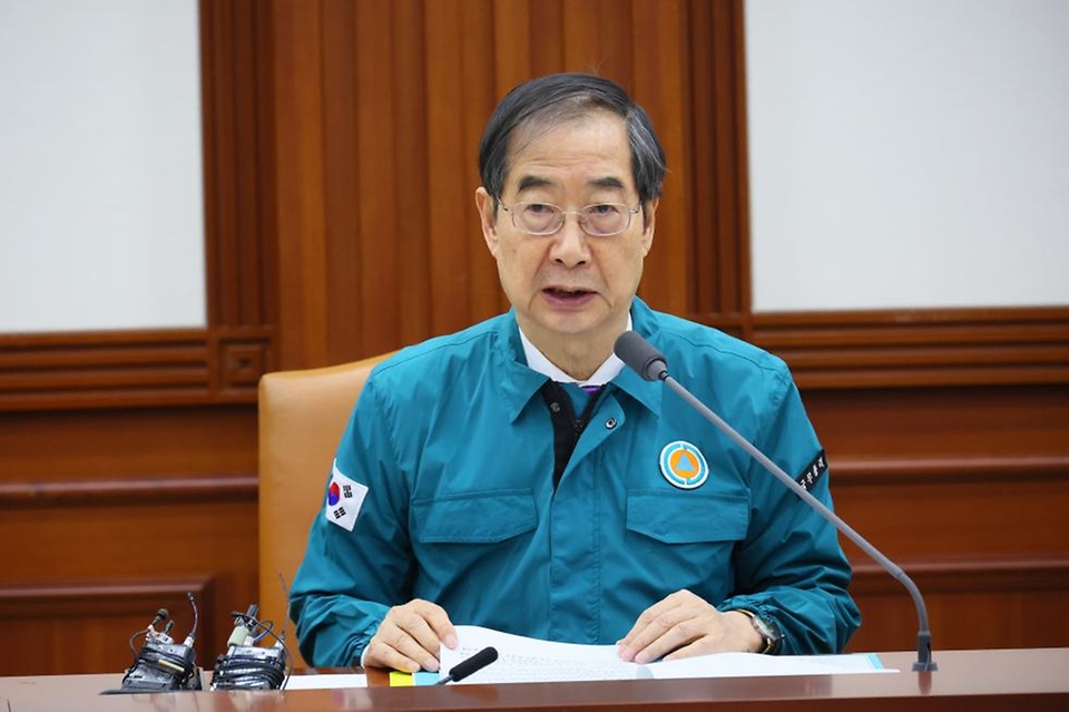 한덕수 국무총리가 5일 서울 종로구 정부서울청사에서 열린 ‘의사 집단행동 대응 중앙재난안전대책본부 회의’에 참석해 전날 윤석열 대통령과 박단 대한전공의협의회(대전협) 비상대책위원회 위원장과의 만남에 대한 정부의 입장을 설명하고 있다.