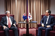 조태열 외교 장관이 4일(현지시간) 벨기에 브뤼셀에서 윈스턴 레이몬드 피터스(Winston Raymond Peters) 뉴질랜드 부총리 겸 외교장관과 회담하고 있다. 이날 회담에서는 양국 관계, 경제·통상협력, 지역·국제무대 현안 등에 대해 논의했다.