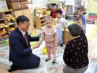 이기일 보건복지부 제1차관이 4일 경기도 안산시 선일초등학교, 안산시립지역아동센터를 방문해 돌봄 현장을 점검하고 있다.