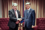 조태열 외교 장관이 4일(현지시간) 벨기에 브뤼셀에서 윈스턴 레이몬드 피터스(Winston Raymond Peters) 뉴질랜드 부총리 겸 외교장관과 악수하고 있다.