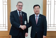 강경성 산업통상자원부 1차관이 5일 서울 종로구 정부서울청사에서 혼 마이클 L.맥도널드(Hon.Michael L.MacDonald) 캐나다 상원의원과 만나 기념 촬영을 하고 있다.
