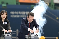 윤석열 대통령이 5일 경남 창원시 진해구 부산항 신항 7부두 개장식에서 개장 세리머니를 하고 있다.