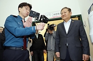 이상민 행정안전부 장관이 4일 서울시 종로구 사직동 주민센터를 방문하여 제22대 국회의원선거 사전투표 준비 상황 등 불법카메라 탐지 점검을 하고 있다.