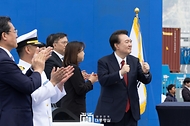 윤석열 대통령이 5일 경남 창원시 진해구 부산항 신항 7부두 개장식에 참석하고 있다.