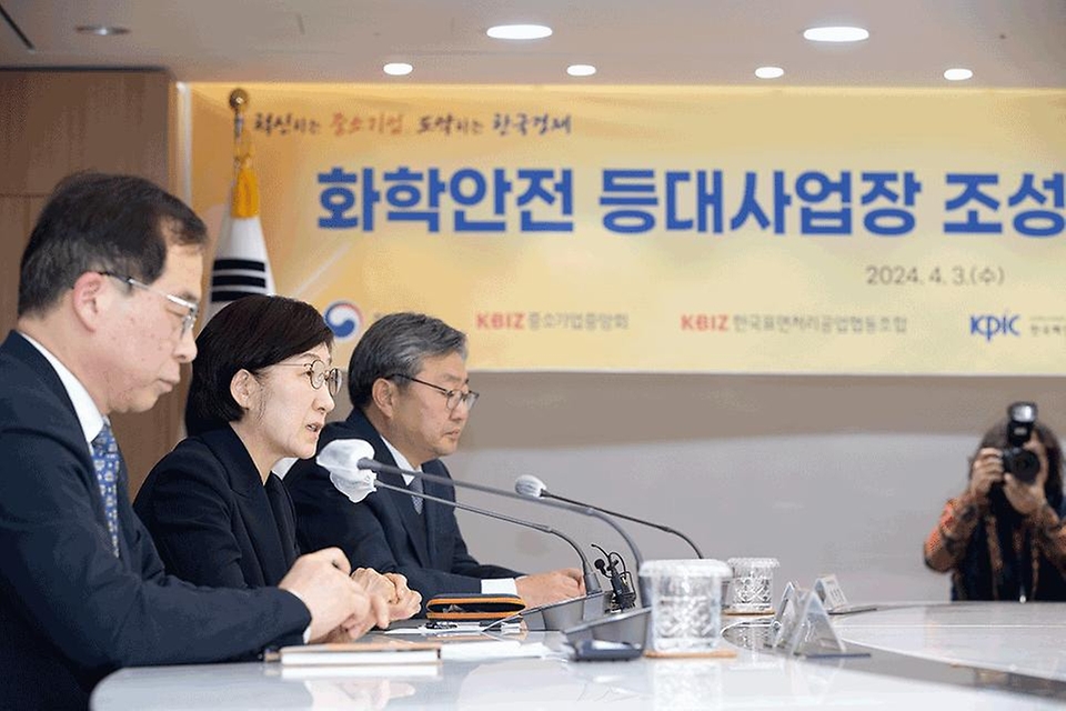 한화진 환경부 장관이 3일 서울 영등포구 중소기업중앙회에서 열린 ‘화학안전 등대사업장 조성을 위한 업무협약식’에서 인사말을 하고 있다.