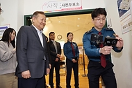 이상민 행정안전부 장관이 4일 서울시 종로구 사직동 주민센터를 방문하여 제22대 국회의원선거 사전투표 준비 상황 등 불법카메라 탐지 점검을 하고 있다.