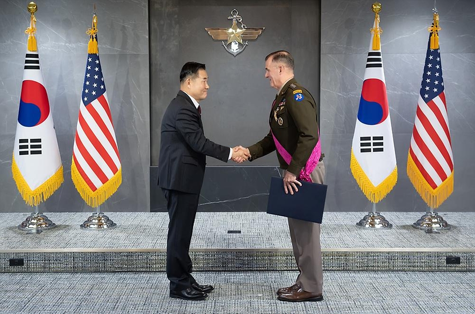 신원식 국방부 장관이 4일 서울 용산구 국방부에서 우리 정부를 대표하여 미 태평양육군사령관 찰스 플린(Charles A. Flynn) 대장과 악수하고 있다.