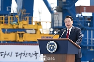 윤석열 대통령이 5일 경남 창원시 진해구 부산항 신항 7부두 개장식에서 기념사를 하고 있다.